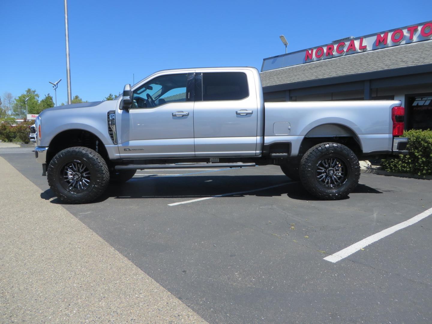 2023 SILVER /BLACK Ford F-350 SD Lariat Crew Cab 4WD (1FT8W3BT2PE) with an 6.7L V8 DIESEL engine, 10 speed automatic transmission, located at 2630 Grass Valley Highway, Auburn, CA, 95603, (530) 508-5100, 38.937893, -121.095482 - Features a BDS 5" radius arm suspension system, Fox Shocks, 37" Nitto Ridge Grappler tires, 20" Fuel Clash wheels, and Camper tie downs. - Photo#7